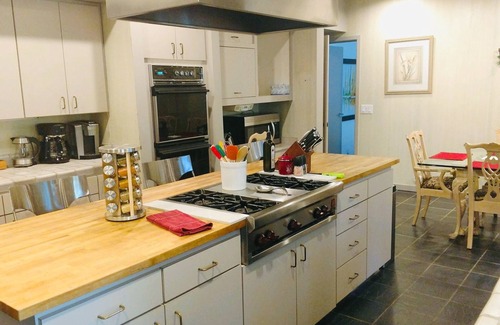 Shenandoah Valley House | A Pet-Friendly Oasis surrounded by wineries with a Pool, Jacuzzi, and Sauna.