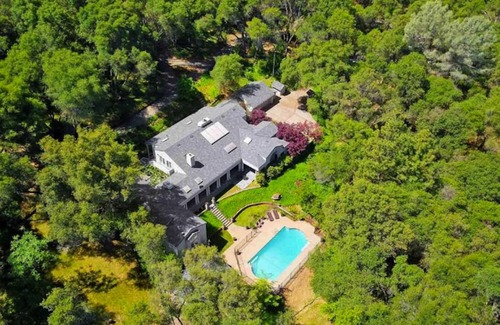 Shenandoah Valley House | A Pet-Friendly Oasis surrounded by wineries with a Pool, Jacuzzi, and Sauna.