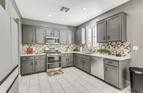 Coachella House | A Place to Enjoy the Sun. Family Friendly Space and Beautiful Mountain Views!