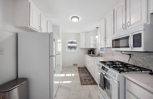 Peoria Heights House | A Pop of Color - 3BD in the Heights w/3 King Beds
