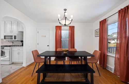 Peoria Heights House | A Pop of Color - 3BD in the Heights w/3 King Beds