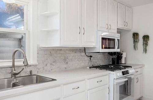 Peoria Heights House | A Pop of Color - 3BD in the Heights w/3 King Beds