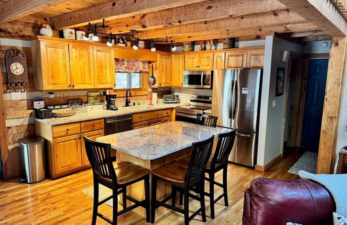Seven Devils Cabin | A Portofino Cabin: Mountain Log Cabin, Hot Tub, Pet Friendly, Dogs Welcome, Wood Fireplace, Large.