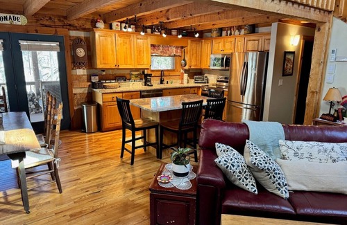 Seven Devils Cabin | A Portofino Cabin: Mountain Log Cabin, Hot Tub, Pet Friendly, Dogs Welcome, Wood Fireplace, Large.