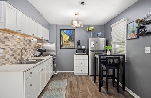 Bartonville House | A Post-Impressionist's Muse: 2BD close to PIA
