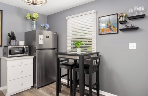 Bartonville House | A Post-Impressionist's Muse: 2BD close to PIA