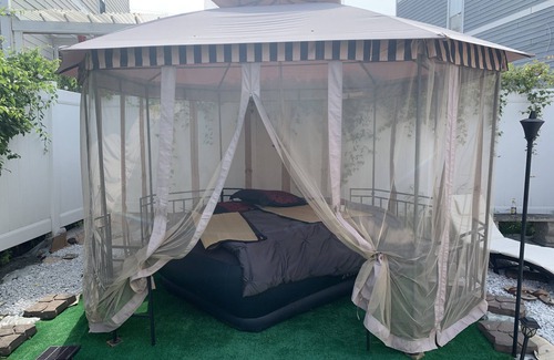 Queens Apartment | A Quaint Little "Peace" of Heaven by the Beach!
