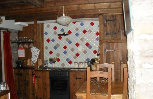 Worton Cottage | A quirky restoration, sleeps 4 people & a dog WiFi, numerous walks from the door & a pub nearby!