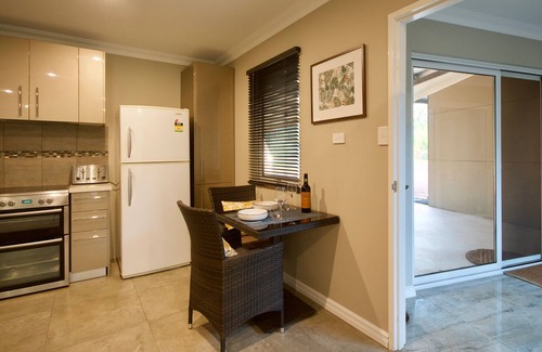 Collie House | A relaxed luxury apartment set among the gum trees