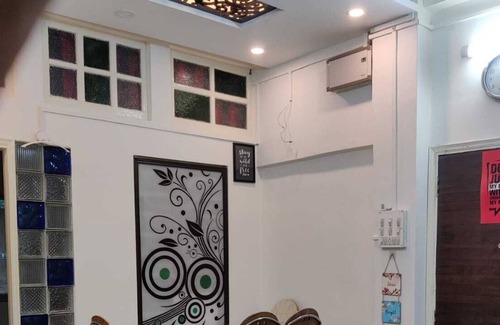 Park Street Apartment | A room with an homey atmosphere in the heart of the city of Joy!