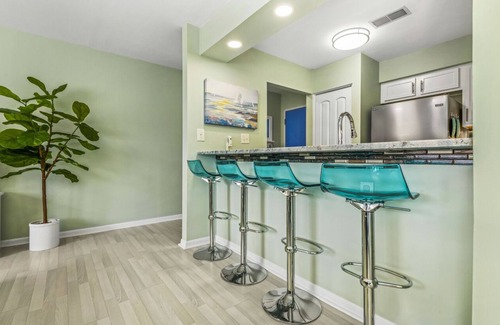 Northeast Virginia Beach Condo | A Sea Glass Dream! Modern Decor 1.5 blocks to beach EZ Parking, Fast WiFi!
