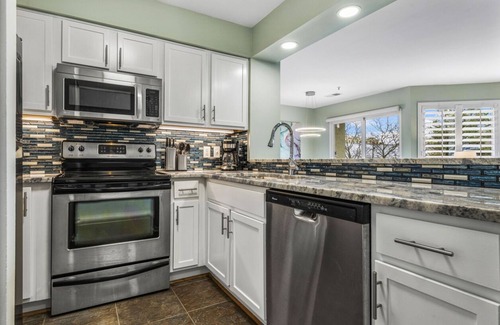 Northeast Virginia Beach Condo | A Sea Glass Dream! Modern Decor 1.5 blocks to beach EZ Parking, Fast WiFi!