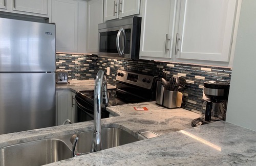 Northeast Virginia Beach Condo | A Sea Glass Dream! Modern Decor 1.5 blocks to beach EZ Parking, Fast WiFi!