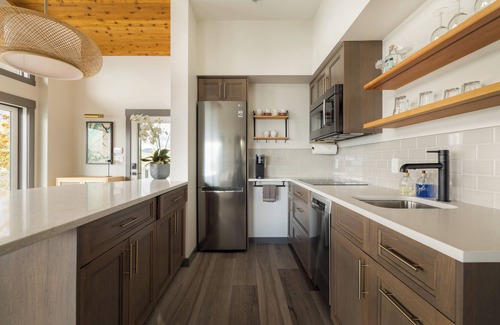 Madeira Park Cottage | A serene waterfront perch! Panoramic sunsets, huge deck with cliff-hung hot tub