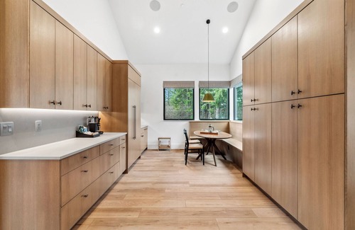 Roslyn House | A Spacious 8000 sqft Suncadia estate w/heated Saltwater Pool and Hot tub