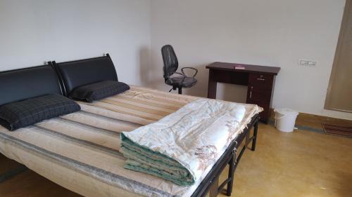 Vijayanagar House | A spacious AC room with wide Balcony -Karimbumel House a perfect place for yoga practicioners
