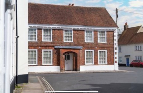 Chichester House | A spacious and grand Georgian house for 8 in central Chichester with parking.