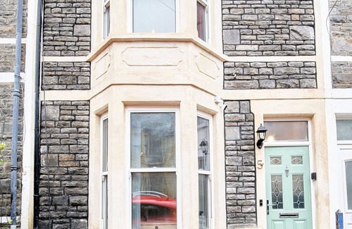 Hanham House | A spacious and modernised Victorian terrace house for larger groups