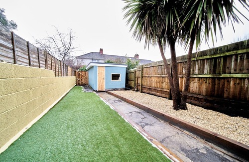 Hanham House | A spacious and modernised Victorian terrace house for larger groups