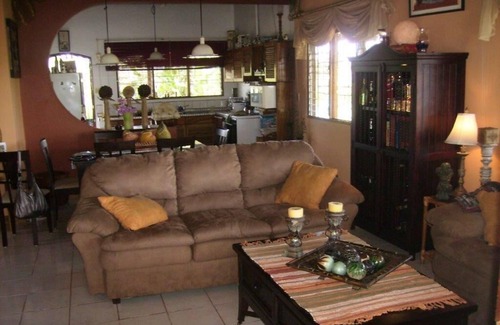 Aguas Zarcas Villa | A spacious country villa with private swimming pool for families, friends and couples.