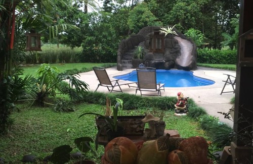 Aguas Zarcas Villa | A spacious country villa with private swimming pool for families, friends and couples.