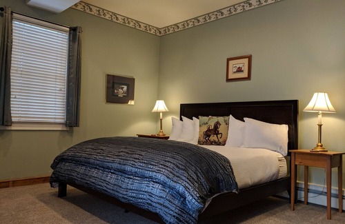 Shelburne Bed & Breakfast | A spacious Ground-level King/King 2-room Suite B&B in Downtown Shelburne - Delicious Breakfasts! BAR