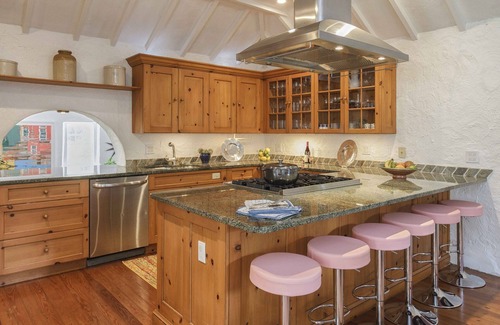 Hamilton Parish House | A spacious, unique Bermuda haven with access to large crystal swimming caves.