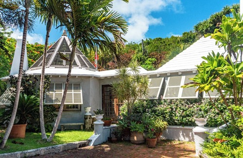 Hamilton Parish House | A spacious, unique Bermuda haven with access to large crystal swimming caves.