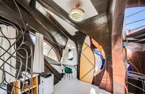 Ransom Canyon House | A stay like no other—inside an iconic steel sculpture with panoramic canyon and lake views.
