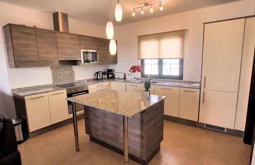 Puerto del Carmen Villa | A Stylish 4 Bed/4 Bath Villa In A Prime Location Close To The Sea, Hot Tub, WiFi