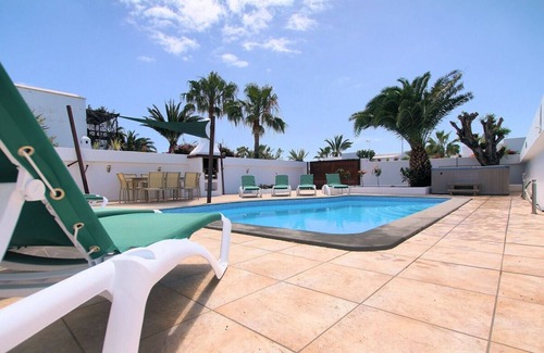 Puerto del Carmen Villa | A Stylish 4 Bed/4 Bath Villa In A Prime Location Close To The Sea, Hot Tub, WiFi