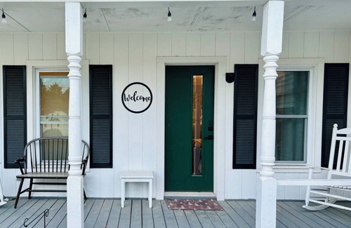 Rutland House | A stylish, centrally-located private 2-bedroom 2-bath townhouse + full kitchen.