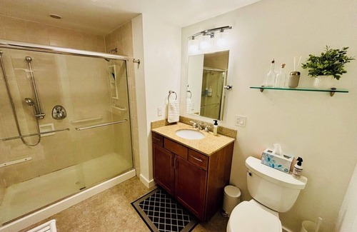 Rutland House | A stylish, centrally-located private 2-bedroom 2-bath townhouse + full kitchen.