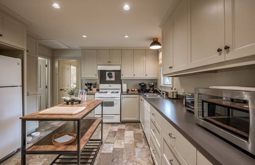 Garden Oaks House | A sweet cosy bungalow in the heart of Houston perfect for families & pets!