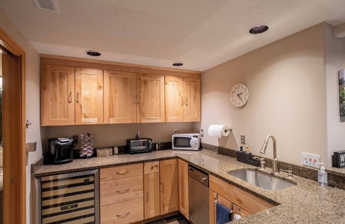 Dundee House | A Taste Of Dundee: Hot Tub, Fire Pit - Wine Escape