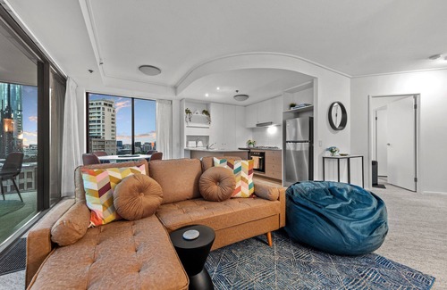 Kangaroo Point Apartment | A Touch of Class! 2Bed/2Bath/1Car/Balcony/Views ~ CBD