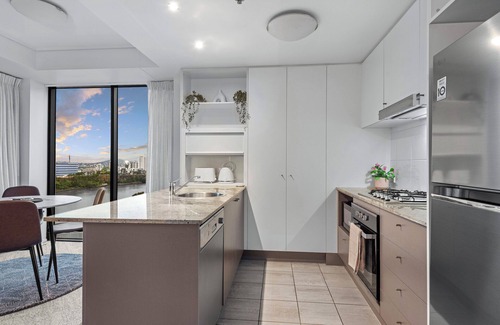 Kangaroo Point Apartment | A Touch of Class! 2Bed/2Bath/1Car/Balcony/Views ~ CBD