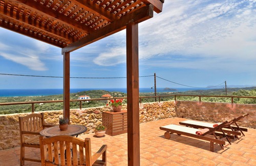 Platanias Villa | A traditional villa with panoramic view of the Cretan Sea