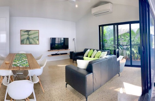 Wongaling Beach House | A tropical getaway for families and friends, including your furry ones!