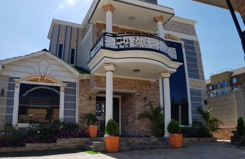 Kampala Villa | A warm 4 bedroom home, Nestled in the heart of serene quiet away from the city.