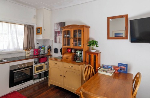 Cronulla Apartment | A welcoming and cosy unit that is near Wanda beach and Cronulla Golf Course
