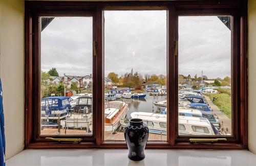 Loddon Cottage | A wonderful riverside setting, and easy walking distance to shops and cafés.