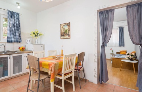 Vinisce Apartment | A2 modern apartment with garden, 80m from beach