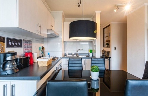 Las Rejas Apartment | A2 Nice, Cozy, Stylish, 2D2B, Subway front door