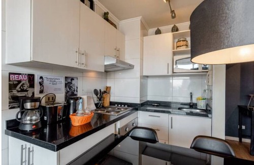 Las Rejas Apartment | A3 the perfect spot up to 5 subway front door