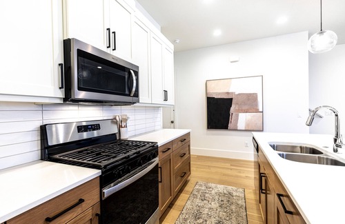 Bloomington House | AAA Getaway Pool Hot Tub Tennis Golf Pickleball, End Unit
