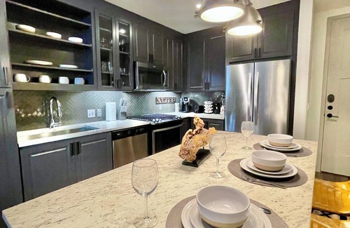 Uptown Apartment | AAC, Stars, Mavs, Dallas free parking
