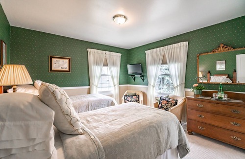 Historic Old Town Bed & Breakfast | Abacot Hall Bed & Breakfast