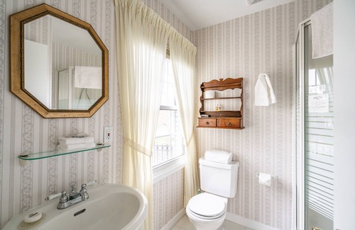 Historic Old Town Bed & Breakfast | Abacot Hall Bed & Breakfast