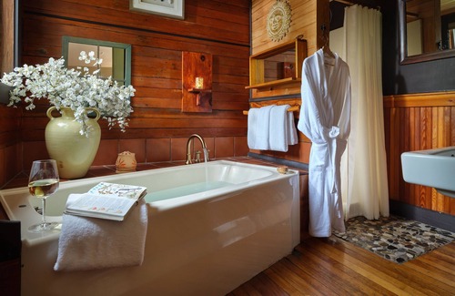 Ledyard Bed & Breakfast | Abbey's Lantern Hill Inn